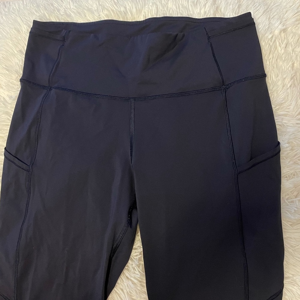 Lululemon navy cropped fast pace tight!